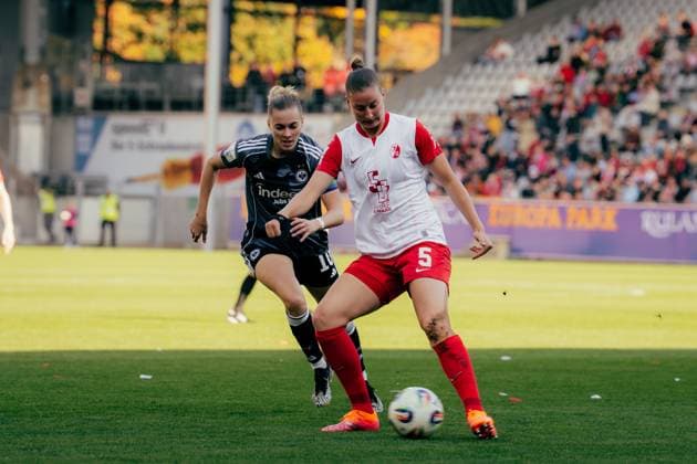 12 10 25, Women, Football, Google Pixel Womens Bundesliga, Season 2025 2026, SC Freiburg Eintracht Frankfurt, Matchday 6 Julia Stierli 5 SC Freiburg in a duel with Laura Freigang 10 Eintracht Frankfurt Freiburg Dreisamstadion BW Germany