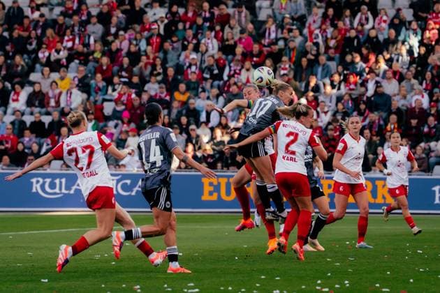 12 10 25, Women, Football, Google Pixel Womens Bundesliga, Season 2025 2026, SC Freiburg Eintracht Frankfurt, Matchday 6 Laura Freigang 10 Eintracht Frankfurt Header in the penalty area Freiburg Dreisamstadion BW Germany