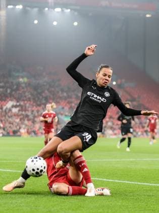 Gemma Evans (3 Liverpool) slides in on Iman Beney (24 Manchester City) during the Barclays Womens Super League fixture between Liverpool and Manchester City at Anfield in Liverpool, England Copyright: xNataliexMincher SPPx Sportspressphoto_SPR42003
