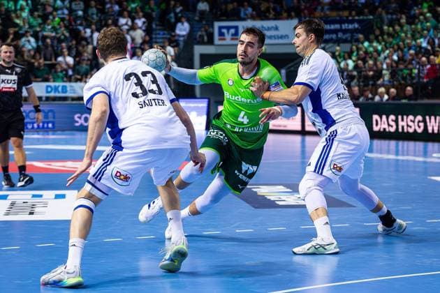 12 10 2025, xovx, Handball Daikin Handball Bundesliga, HSG Wetzlar HSV Hamburg v l Moritz Sauter HSV Hamburg , Filip Vistorop HSG Wetzlar , Andreas Magaard HSV Hamburg Wetzlar Buderus Arena Hessen Germany EN