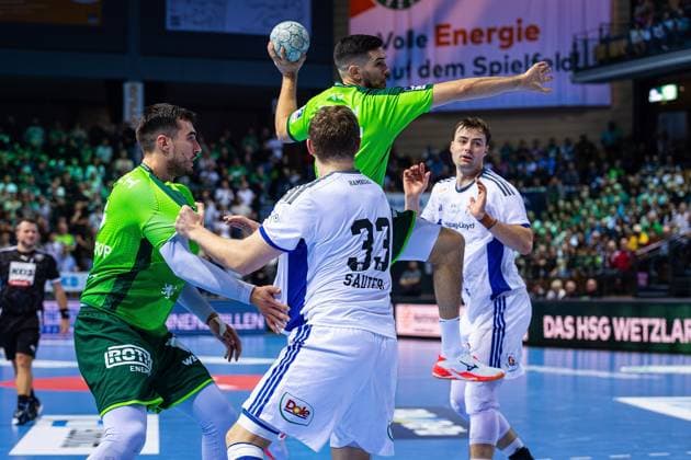 12 10 2025, xovx, Handball Daikin Handball Bundesliga, HSG Wetzlar HSV Hamburg v l Filip Vistorop HSG Wetzlar , Moritz Sauter HSV Hamburg , Stefan Cavor HSG Wetzlar , Andreas Magaard HSV Hamburg Wetzlar Buderus Arena Hessen Germany EN