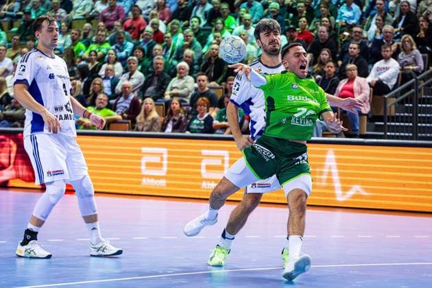 12 10 2025, xovx, Handball Daikin Handball Bundesliga, HSG Wetzlar HSV Hamburg v l Andreas Magaard HSV Hamburg , Jacob Arenth Lassen HSV Hamburg , Ahmet Nafea HSG Wetzlar Wetzlar Buderus Arena Hessen Germany EN