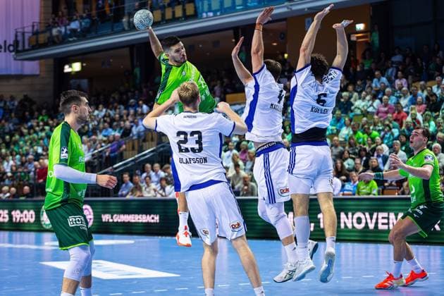12 10 2025, xovx, Handball Daikin Handball Bundesliga, HSG Wetzlar HSV Hamburg v l Filip Vistorop HSG Wetzlar , Stefan Cavor HSG Wetzlar , Einar Olafsson HSV Hamburg , Andreas Magaard HSV Hamburg , Elias Kofler HSV Hamburg , Josip Simic HSG Wetzlar Wetzlar Buderus Arena Hessen Germany EN