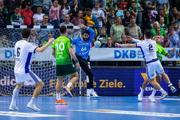 12 10 2025, xovx, Handball Daikin Handball Bundesliga, HSG Wetzlar HSV Hamburg v l Elias Kofler HSV Hamburg , Josip Simic HSG Wetzlar , Karim Hendawy HSG Wetzlar , Toma Gadza HSV Hamburg , Ahmet Nafea HSG Wetzlar Wetzlar Buderus Arena Hessen Germany EN
