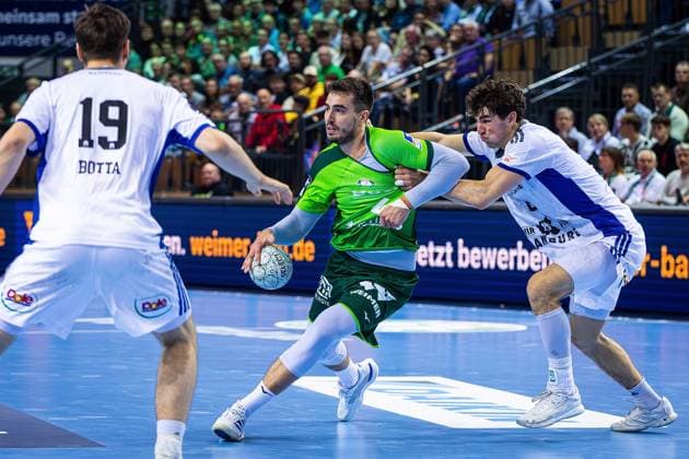 12 10 2025, xovx, Handball Daikin Handball Bundesliga, HSG Wetzlar HSV Hamburg v l Maximilian Botta HSV Hamburg , Filip Vistorop HSG Wetzlar , Elias Kofler HSV Hamburg Wetzlar Buderus Arena Hessen Germany EN