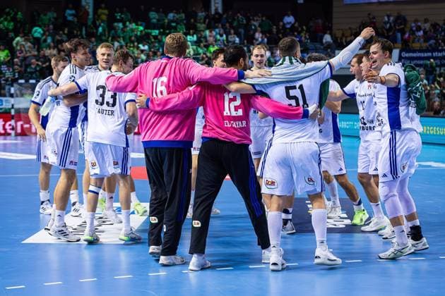12 10 2025, xovx, Handball Daikin Handball Bundesliga, HSG Wetzlar HSV Hamburg HSV Hamburg players celebrate their 35 25 away win at HSG Wetzlar Wetzlar Buderus Arena Hessen Germany EN