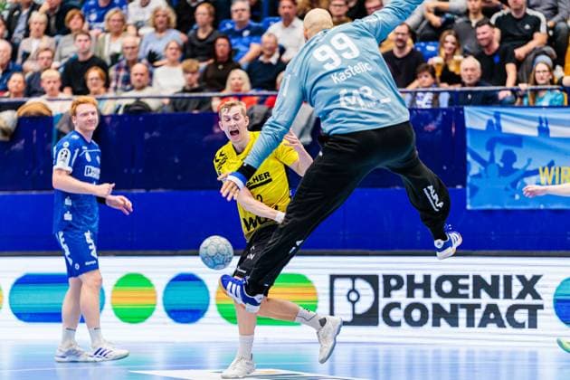 v l Torben Matzken TVB Stuttgart, 22 in goal throw, held by Urh Kastelic TBV Lemgo Lippe, 99 GER, TBV Lemgo Lippe vs TVB Stuttgart, Handball, 1 Bundesliga, Matchday 8, Season 2025 2026, 12 10 2025 GER, TBV Lemgo Lippe vs TVB Stuttgart, Handball, 1 Bundesliga, Matchday 8, Season 2025 2026, 12 10 2025 Lemgo Copyright: xEibner-Pressefoto JanxRollingerx EP_JSK