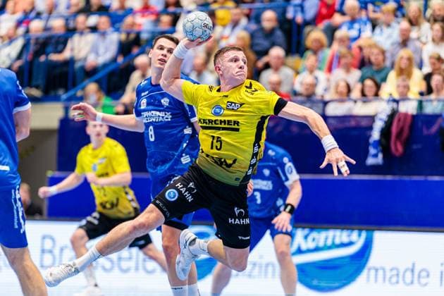 v l Frederik Simak TBV Lemgo Lippe, 08 , Simone Mengon TVB Stuttgart, 15 GER, TBV Lemgo Lippe vs TVB Stuttgart, Handball, 1 Bundesliga, Matchday 8, Season 2025 2026, 12 10 2025 GER, TBV Lemgo Lippe vs TVB Stuttgart, Handball, 1 Bundesliga, Matchday 8, Season 2025 2026, 12 10 2025 Lemgo Copyright: xEibner-Pressefoto JanxRollingerx EP_JSK