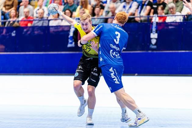 v l Torben Matzken TVB Stuttgart, 22 , Nicolai Theilinger TBV Lemgo Lippe, 03 in duel GER, TBV Lemgo Lippe vs TVB Stuttgart, Handball, 1 Bundesliga, Matchday 8, Season 2025 2026, 12 10 2025 GER, TBV Lemgo Lippe vs TVB Stuttgart, Handball, 1 Bundesliga, Matchday 8, Season 2025 2026, 12 10 2025 Lemgo Copyright: xEibner-Pressefoto JanxRollingerx EP_JSK