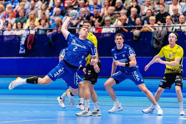 v l Lukas Hutecek TBV Lemgo Lippe, 02 , Ivan Snajder TVB Stuttgart, 10 GER, TBV Lemgo Lippe vs TVB Stuttgart, Handball, 1 Bundesliga, Matchday 8, Season 2025 2026, 12 10 2025 GER, TBV Lemgo Lippe vs TVB Stuttgart, Handball, 1 Bundesliga, Matchday 8, Season 2025 2026, 12 10 2025 Lemgo Copyright: xEibner-Pressefoto JanxRollingerx EP_JSK