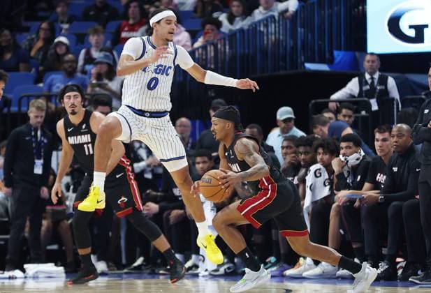 October 12, 2025, Orlando, Fl - Florida, USA: Orlando Magic guard Anthony Black (0) leaps to defend during the NBA, Basketball Herren, USA preseason game against the Miami Heat at the Kia Center on Sunday, Oct. 12, 2025, in Orlando, Florida. Orlando USA - ZUMAm67_ 20251012_zaf_m67_005 Copyright: xStephenxM.xDowellx