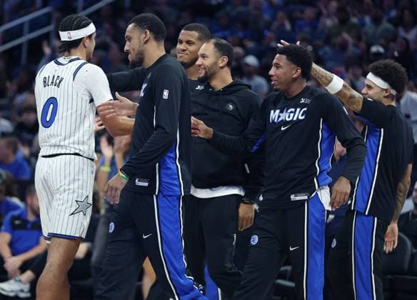 October 12, 2025, Orlando, Fl - Florida, USA: Orlando Magic injured guard Jalen Suggs (middle) and others come off the bench to congratulate guard Anthony Black (0) after a play during the NBA, Basketball Herren, USA preseason game against the Miami Heat at the Kia Center on Sunday, Oct. 12, 2025, in Orlando, Florida. Orlando USA - ZUMAm67_ 20251012_zaf_m67_008 Copyright: xStephenxM.xDowellx
