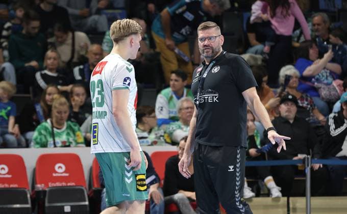 Coach Aaron Ziercke talks to Niclas Benedict Heitkamp Upper body action Sport Handball HBL Bundesliga Men 8 Matchday Season 2025 2026 12 10 2025 Füchse Berlin vs TSV GWD Minden