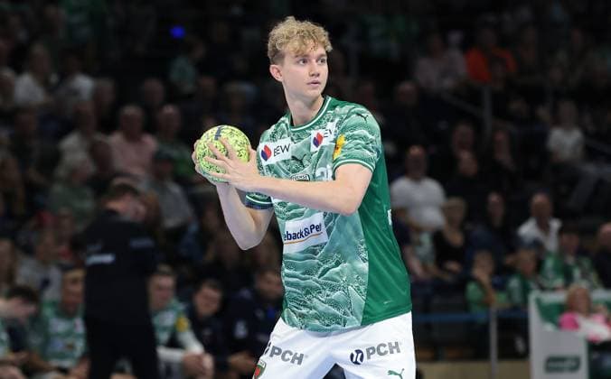 Felix Bernkop Schnürch on the ball Action upper body Sport Handball HBL Bundesliga Men 8 Matchday Season 2025 2026 12 10 2025 Füchse Berlin vs TSV GWD Minden