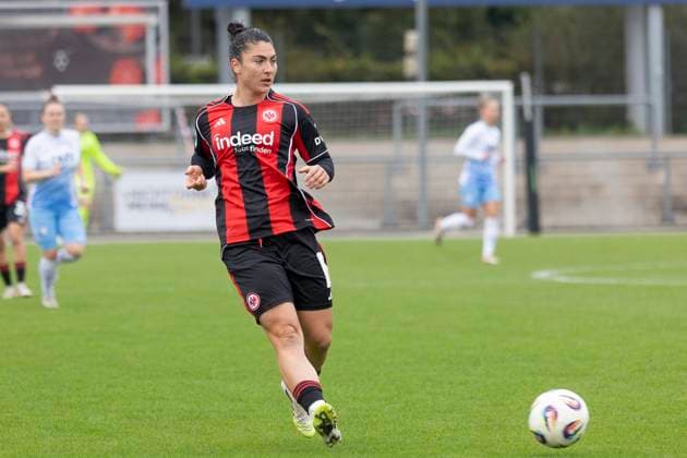 2. Frauen Bundesliga: Eintracht Frankfurt II - VfL Bochum, 12.10.2025 Eleni Markou (Eintracht Frankfurt II 33) am Ball, Freisteller, Portrait Porträt, Eintracht Frankfurt II - VfL Bochum, Frankfurt, Stadion am Brentanobad, 12.10.2025 Copyright: xBEAUTIFULxSPORTS Gawlikx