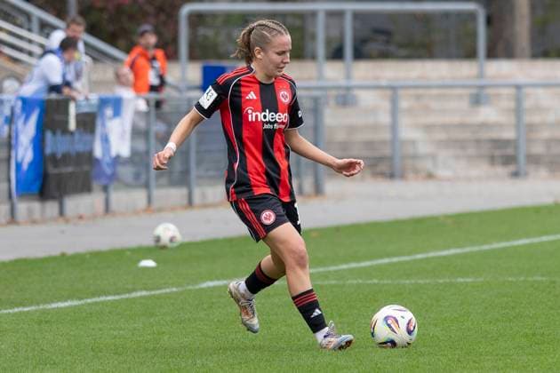 2. Frauen Bundesliga: Eintracht Frankfurt II - VfL Bochum, 12.10.2025 Carlotta Schwörer (Eintracht Frankfurt II 18) am Ball, Freisteller, Portrait Porträt, Eintracht Frankfurt II - VfL Bochum, Frankfurt, Stadion am Brentanobad, 12.10.2025 Copyright: xBEAUTIFULxSPORTS Gawlikx