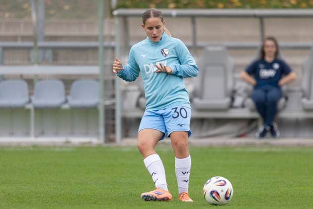 2. Frauen Bundesliga: Eintracht Frankfurt II - VfL Bochum, 12.10.2025 Lilith Schmidt (VFL Bochum 30) spielt den Ball, Freisteller, Portrait Porträt, Eintracht Frankfurt II - VfL Bochum, Frankfurt, Stadion am Brentanobad, 12.10.2025 Copyright: xBEAUTIFULxSPORTS Gawlikx