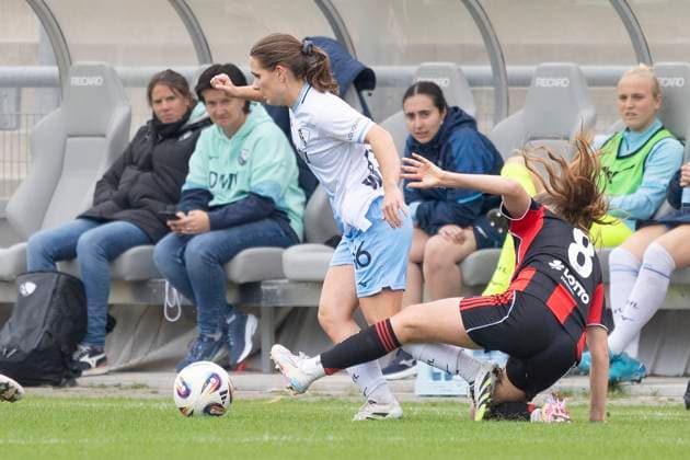 2. Frauen Bundesliga: Eintracht Frankfurt II - VfL Bochum, 12.10.2025 Emely Joester (VFL Bochum 16) & Marlene Wild (Eintracht Frankfurt II 8) im Kampf um den Ball, Eintracht Frankfurt II - VfL Bochum, Frankfurt, Stadion am Brentanobad, 12.10.2025 Copyright: xBEAUTIFULxSPORTS Gawlikx