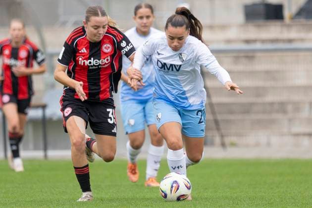 2. Frauen Bundesliga: Eintracht Frankfurt II - VfL Bochum, 12.10.2025 Helene Schäfer (Eintracht Frankfurt II 35) & Anna Marques (VFL Bochum 21) im Kampf um den Ball, Eintracht Frankfurt II - VfL Bochum, Frankfurt, Stadion am Brentanobad, 12.10.2025 Copyright: xBEAUTIFULxSPORTS Gawlikx