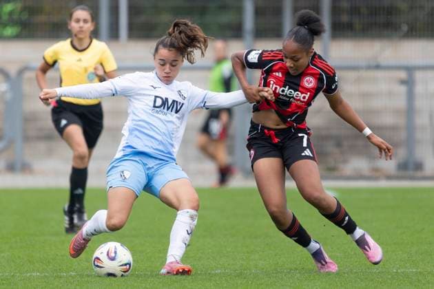 2. Frauen Bundesliga: Eintracht Frankfurt II - VfL Bochum, 12.10.2025 Anna Marques (VFL Bochum 21) & Sibel Agirman (Eintracht Frankfurt II 7) im Zweikampf um den Ball, Eintracht Frankfurt II - VfL Bochum, Frankfurt, Stadion am Brentanobad, 12.10.2025 Copyright: xBEAUTIFULxSPORTS Gawlikx