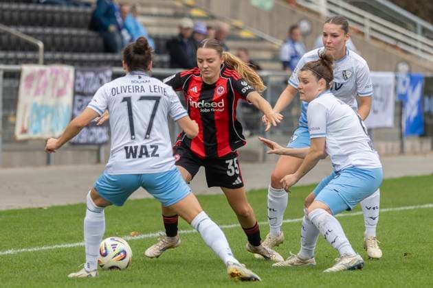 2. Frauen Bundesliga: Eintracht Frankfurt II - VfL Bochum, 12.10.2025 Helene Schäfer (Eintracht Frankfurt II 35) im Kampf u mden Ball mit Ana Leite (VFL Bochum 17) & Jana Heinen (VFL Bochum 15) & Janine Angrick (VFL Bochum 6), Eintracht Frankfurt II - VfL Bochum, Frankfurt, Stadion am Brentanobad, 12.10.2025 Copyright: xBEAUTIFULxSPORTS Gawlikx