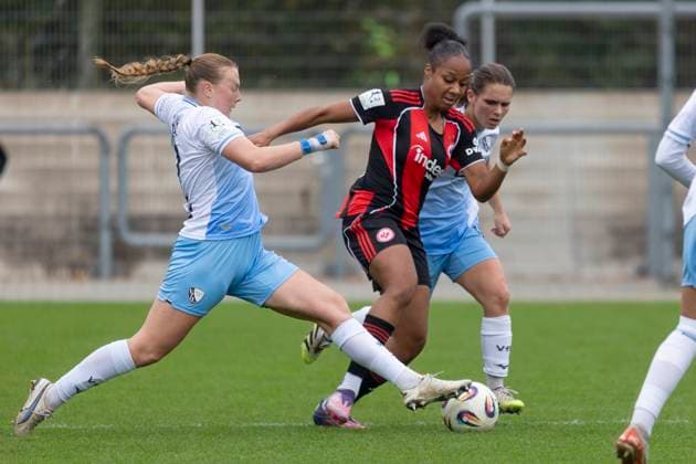 2. Frauen Bundesliga: Eintracht Frankfurt II - VfL Bochum, 12.10.2025 Sibel Agirman (Eintracht Frankfurt II 7) & Antonia Haase (VFL Bochum 2) im Zwiekampf u mden Ball, Eintracht Frankfurt II - VfL Bochum, Frankfurt, Stadion am Brentanobad, 12.10.2025 Copyright: xBEAUTIFULxSPORTS Gawlikx