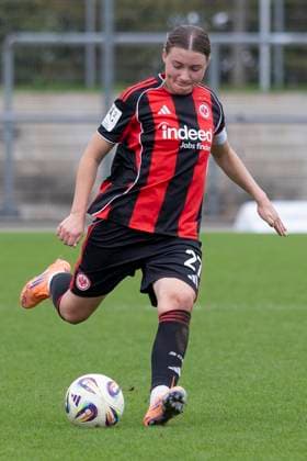 2. Frauen Bundesliga: Eintracht Frankfurt II - VfL Bochum, 12.10.2025 Tessa Zimmermann (Eintracht Frankfurt II 27) spielt den Ball, Freisteller, Portrait Porträt, Eintracht Frankfurt II - VfL Bochum, Frankfurt, Stadion am Brentanobad, 12.10.2025 Copyright: xBEAUTIFULxSPORTS Gawlikx