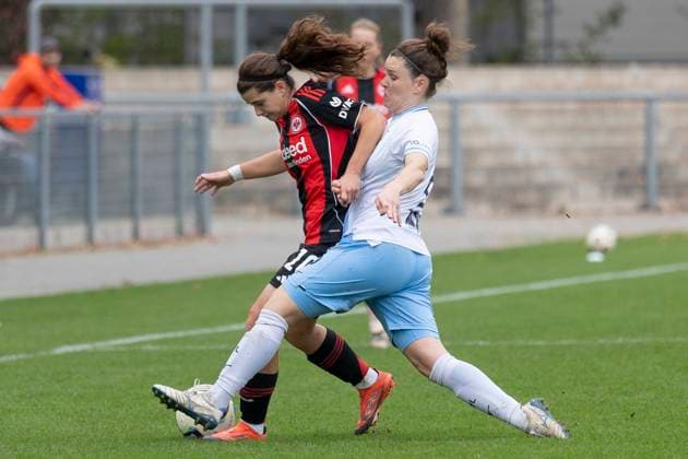 2. Frauen Bundesliga: Eintracht Frankfurt II - VfL Bochum, 12.10.2025 Georgia Stanti (Eintracht Frankfurt II 10) & Janine Angrick (VFL Bochum 6) im Zweikampf u mden Ball, Eintracht Frankfurt II - VfL Bochum, Frankfurt, Stadion am Brentanobad, 12.10.2025 Copyright: xBEAUTIFULxSPORTS Gawlikx