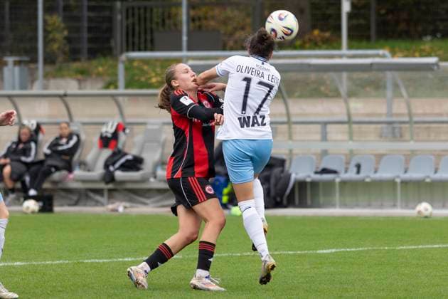 2. Frauen Bundesliga: Eintracht Frankfurt II - VfL Bochum, 12.10.2025 Ana Leite (VFL Bochum 17) & Carlotta Schwörer (Eintracht Frankfurt II 18) im Zweikmapfduell unm den Ball, Eintracht Frankfurt II - VfL Bochum, Frankfurt, Stadion am Brentanobad, 12.10.2025 Copyright: xBEAUTIFULxSPORTS Gawlikx