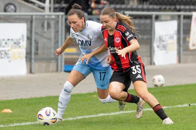 2. Frauen Bundesliga: Eintracht Frankfurt II - VfL Bochum, 12.10.2025 Ana Leite (VFL Bochum 17) & Helene Schäfer (Eintracht Frankfurt II 35) im Zweikampf um den Ball, Eintracht Frankfurt II - VfL Bochum, Frankfurt, Stadion am Brentanobad, 12.10.2025 Copyright: xBEAUTIFULxSPORTS Gawlikx