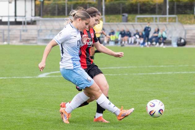 2. Frauen Bundesliga: Eintracht Frankfurt II - VfL Bochum, 12.10.2025 Lilith Schmidt (VFL Bochum 30) & Georgia Stanti (Eintracht Frankfurt II 10) im Kampf u mden Ball, Eintracht Frankfurt II - VfL Bochum, Frankfurt, Stadion am Brentanobad, 12.10.2025 Copyright: xBEAUTIFULxSPORTS Gawlikx