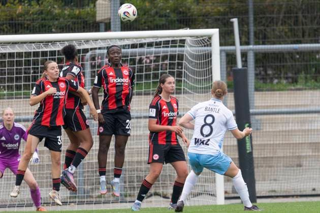 2. Frauen Bundesliga: Eintracht Frankfurt II - VfL Bochum, 12.10.2025 Mira Arouna (Eintracht Frankfurt II 28) & Sibel Agirman (Eintracht Frankfurt II 7) & ,e35. springen beim Freistoß hoch, Eintracht Frankfurt II - VfL Bochum, Frankfurt, Stadion am Brentanobad, 12.10.2025 Copyright: xBEAUTIFULxSPORTS Gawlikx