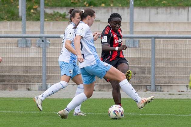 2. Frauen Bundesliga: Eintracht Frankfurt II - VfL Bochum, 12.10.2025 Mira Arouna (Eintracht Frankfurt II 28) spielt den Ball in die Box, & Jana Heinen (VFL Bochum 15), Eintracht Frankfurt II - VfL Bochum, Frankfurt, Stadion am Brentanobad, 12.10.2025 Copyright: xBEAUTIFULxSPORTS Gawlikx