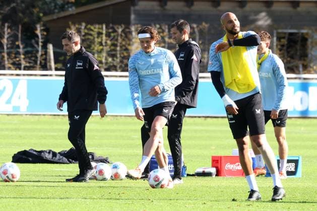 DEU, DFL, 2 FBL Hertha BSC, Training, 13 10 2025, Sportforum, Berlin, DEU, DFL, 2 FBL Hertha BSC, Training, in the picture Head Coach Stefan Leitl Hertha BSC Berlin , Co Coach Andre Mijatovic Hertha BSC Berlin , Fabian Reese Hertha BSC Berlin 11 , John Anthony Brooks Hertha BSC Berlin 25 DFL regulations prohibit any use of Photographs as image sequences and or quasi video nordphotoxGmbHx xEngler nph00076