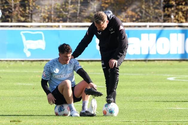 DEU, DFL, 2 FBL Hertha BSC, Training, 13 10 2025, Sportforum, Berlin, DEU, DFL, 2 FBL Hertha BSC, Training, im Bild Diego Demme Hertha BSC Berlin 6 , Co Trainer Patrick Ebert Hertha BSC Berlin DFL regulations prohibit any use of Photographs as image sequences and or quasi video nordphotoxGmbHx xEngler nph00076