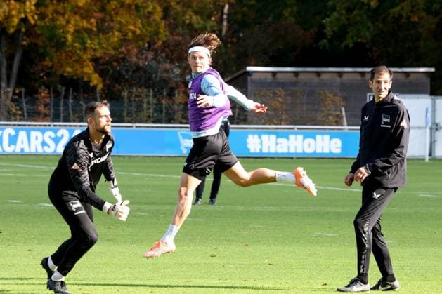 DEU, DFL, 2 FBL Hertha BSC, Training, 13 10 2025, Sportforum, Berlin, DEU, DFL, 2 FBL Hertha BSC, Training, im Bild Fabian Reese Hertha BSC Berlin 11 , Marius Gersbeck Hertha BSC Berlin 35 , Co Trainer Andre Mijatovic Hertha BSC Berlin DFL regulations prohibit any use of Photographs as image sequences and or quasi video nordphotoxGmbHx xEngler nph00076