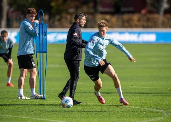 Soccer, Men, Season 2025 26, 2 Bundesliga, Hertha BSC, Training, f l Marten Winkler Hertha BSC , Sebastian Grönning Hertha BSC , Coach Stefan Leitl Hertha BSC , Luca Schuler Hertha BSC , 13 10 2025, Copyright: xSebastianxRäppold MatthiasxKochx