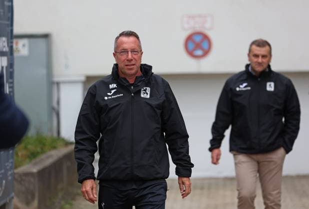 Football, Men, 3 Liga, Season 2025 2026, TSV 1860 Munich, Training Markus Kauczinski, Coach TSV 1860 Munich on the way to the training ground in front of numerous curious fans