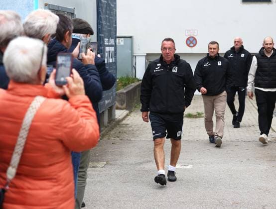 Football, Men, 3 Liga, Season 2025 2026, TSV 1860 Munich, Training Markus Kauczinski, Coach TSV 1860 Munich on the way to the training ground in front of numerous curious fans
