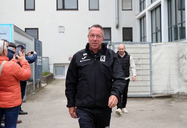Football, Men, 3 Liga, Season 2025 2026, TSV 1860 Munich, Training Markus Kauczinski, Coach TSV 1860 Munich on the way to the training ground in front of numerous curious fans