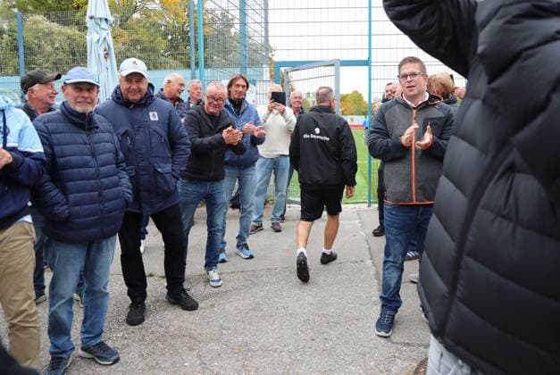 Football, Men, 3 Liga, Season 2025 2026, TSV 1860 Munich, Training Markus Kauczinski, Coach TSV 1860 Munich on the way to the training ground in front of numerous curious fans