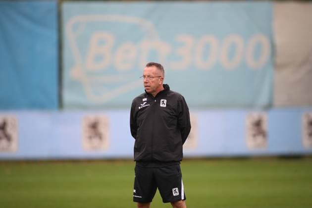 Football, Men, 3 Liga, Season 2025 2026, TSV 1860 Munich, Training Markus Kauczinski, Coach TSV 1860 Munich on the training ground watching the training session