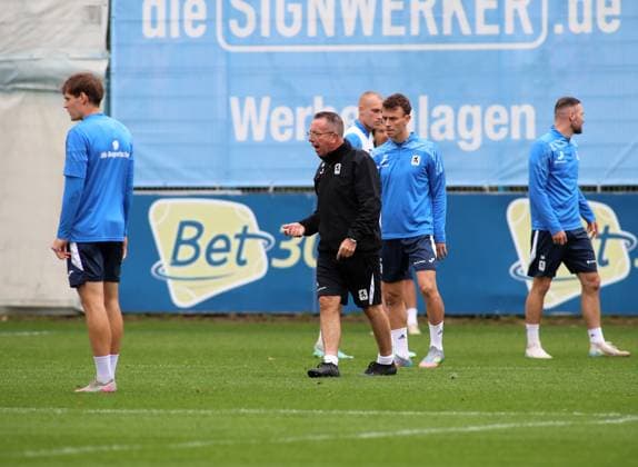 Football, Men, 3 Liga, Season 2025 2026, TSV 1860 Munich, Training Markus Kauczinski, Coach TSV 1860 Munich speaks to the team, shouting, giving instructions