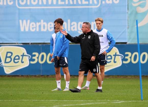Football, Men, 3 Liga, Season 2025 2026, TSV 1860 Munich, Training Markus Kauczinski, Coach TSV 1860 Munich speaks to the team, shouts, gives instructions, raises his right arm