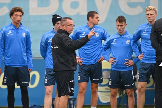 Coach Markus KAUCZINSKI 1860 , gestures, gives instructions, training TSV 1860 Muenchen on 13 10 2025 Soccer 3 Liga,season 2025 2026