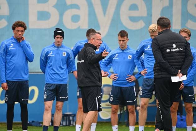 Coach Markus KAUCZINSKI 1860 , gestures, gives instructions, training TSV 1860 Muenchen on 13 10 2025 Soccer 3 Liga,season 2025 2026
