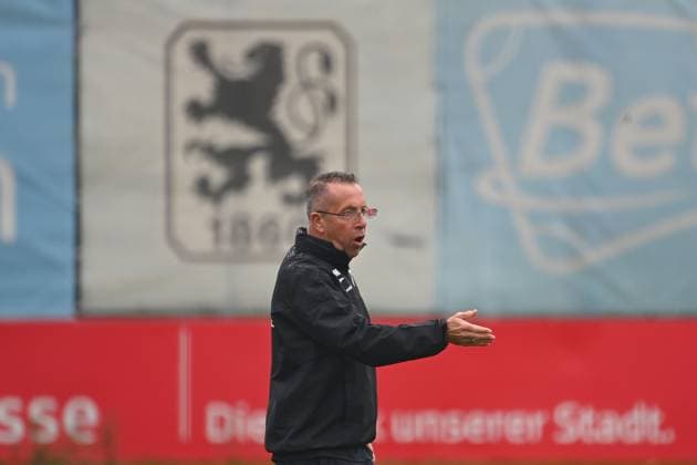 Coach Markus KAUCZINSKI 1860 , gestures, gives instructions, training TSV 1860 Muenchen on 13 10 2025 Soccer 3 Liga,season 2025 2026