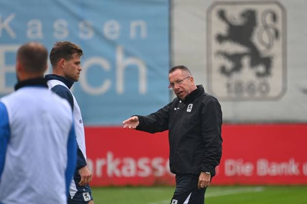 Coach Markus KAUCZINSKI 1860 , gestures, gives instructions, Florian NIEDERLECHNER TSV 1860 Muenchen Training TSV 1860 Muenchen on 13 10 2025 Soccer 3 Liga,Season 2025 2026