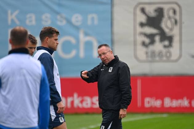 Coach Markus KAUCZINSKI 1860 , gestures, gives instructions, Florian NIEDERLECHNER TSV 1860 Muenchen Training TSV 1860 Muenchen on 13 10 2025 Soccer 3 Liga,Season 2025 2026
