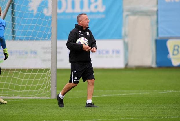 Football, Men, 3 Liga, Season 2025 2026, TSV 1860 Munich, Training Markus Kauczinski, Coach TSV 1860 Munich on the training pitch with a ball in his hands
